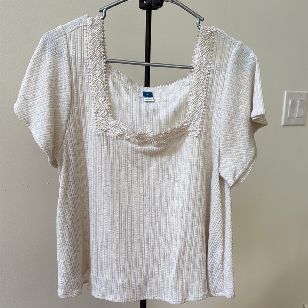 Old navy creamy and flowy cropped Blouse